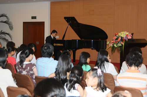 仁恒河边城会所进杏装肖国之夜钢琴独奏音乐会” 