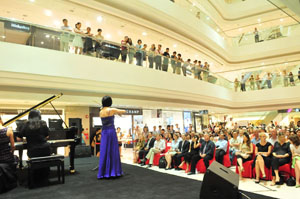 大上海时期广场进行王之炅幼提琴音乐会 蒙特卡罗474钢琴赞助 