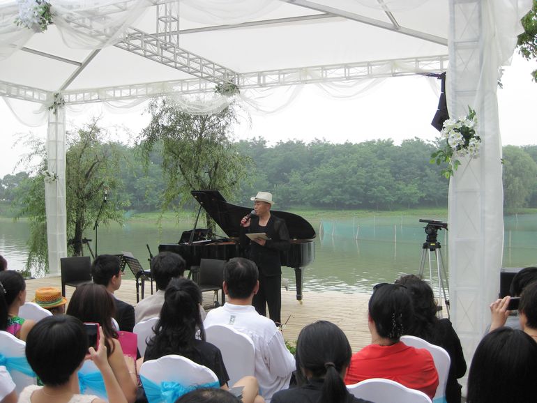 周立波助阵沈灏水上音乐会 