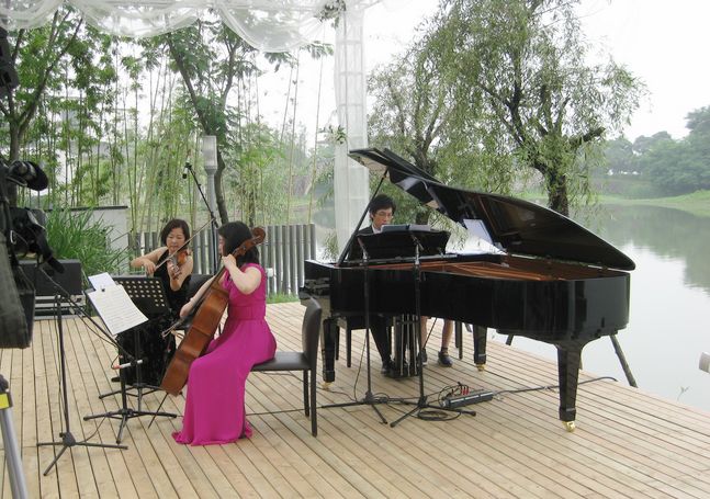 周立波助阵沈灏水上音乐会 