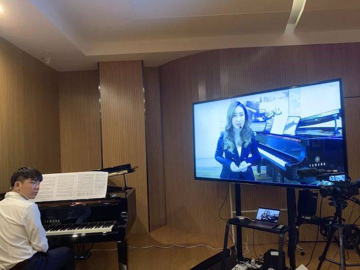 荆门学生接受徐琦教员领导