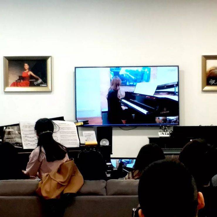 哈尔滨学生接受徐琦教员领导