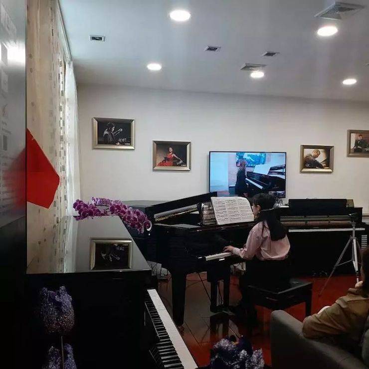 哈尔滨学生接受徐琦教员领导