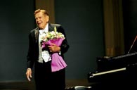 上海音乐厅演出古典音乐“达人秀”----美国钢琴大家阿贝西蒙以九十高龄进行独奏会 